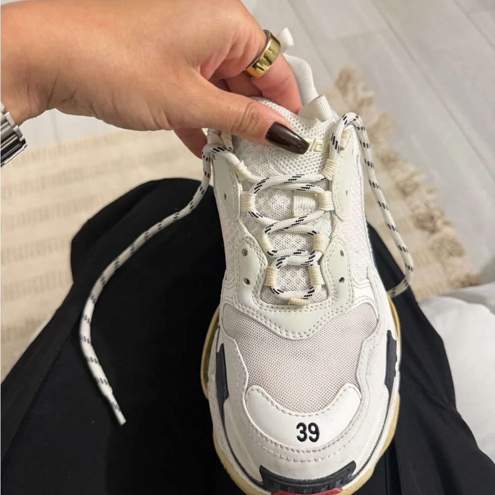 Balenciaga White and Cream Women's Sneakers - Picture 9 of 12